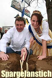 Schobenhausens Spargelkönigin Kathrin Kling mit Sternekoch Hans Haas beim Spargelstechen am 18.04.2006 (Foto:MartiN Schmitz)